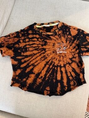 Women’s crop surf city Tshirt.